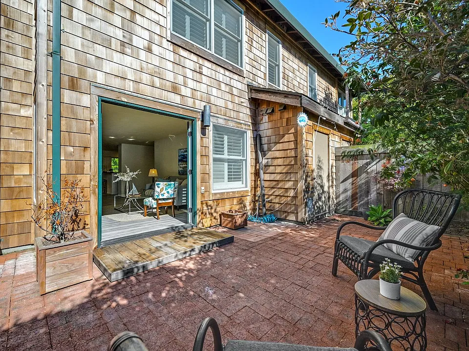 658 Centre Ct