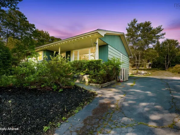 1053 Terence Bay Rd, Terence Bay, NS B3T 1X5