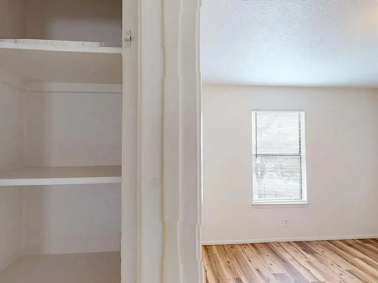 Quality 2 Bed / 1 Bath Apts - Close to I-25, UNM, and KAFB — Photo 40