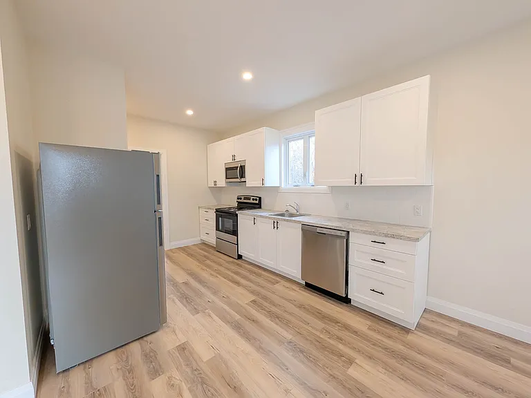 70 Scott St W #3 — Photo 6