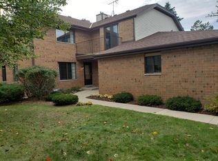 8153 S Forest Hills Cir, Franklin, WI 53132