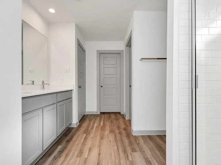 1114 Hughes Crossing Dr — Photo 21