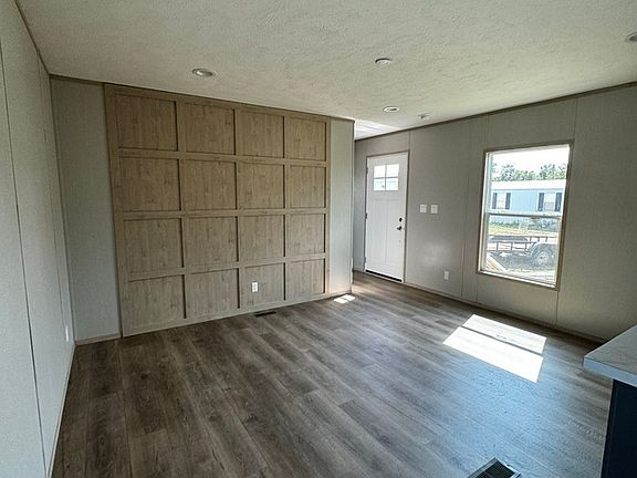 4th image of 700 E 6th St #134