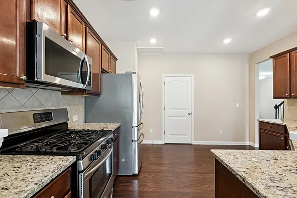 1190 Hampton Oaks Dr — Photo 6