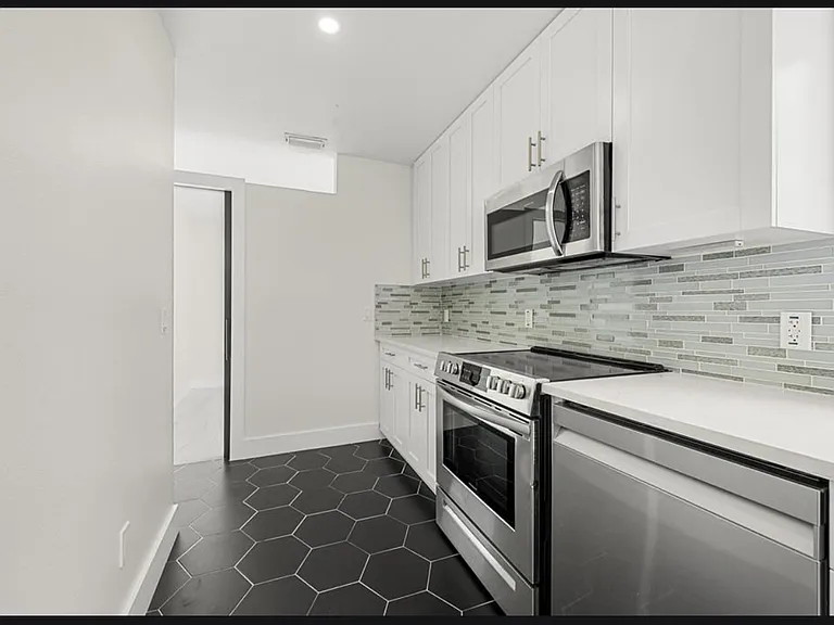 2216 SE Newcastle Ter — Photo 6