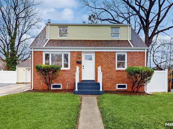 1 S Paula Dr, Bergenfield, NJ 07621