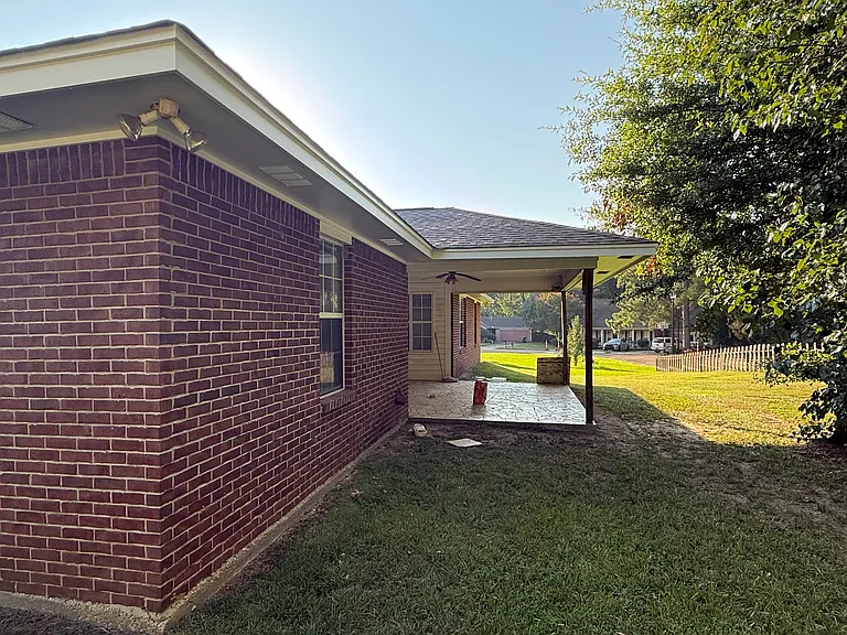 721 Berkshire Dr — Photo 11