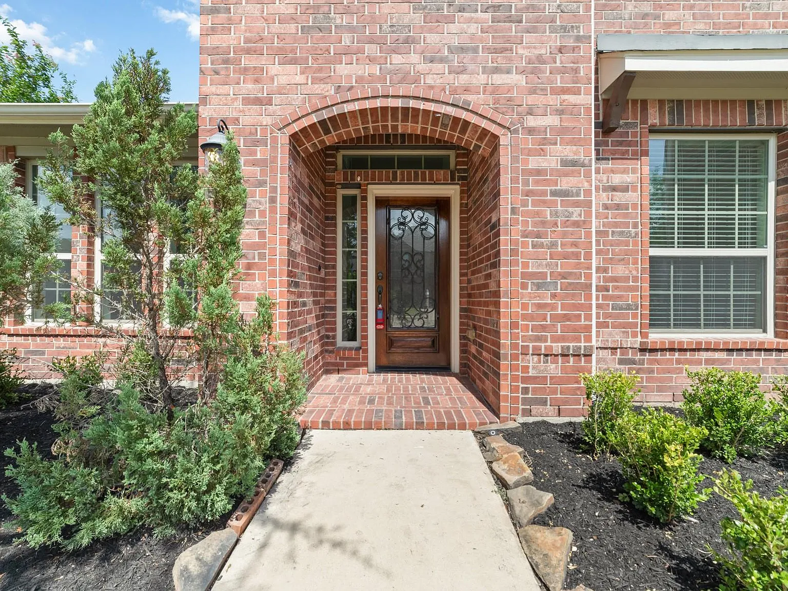 4 bed, 3.5 bath, 4085 sqft, $3,900 — Photo 3