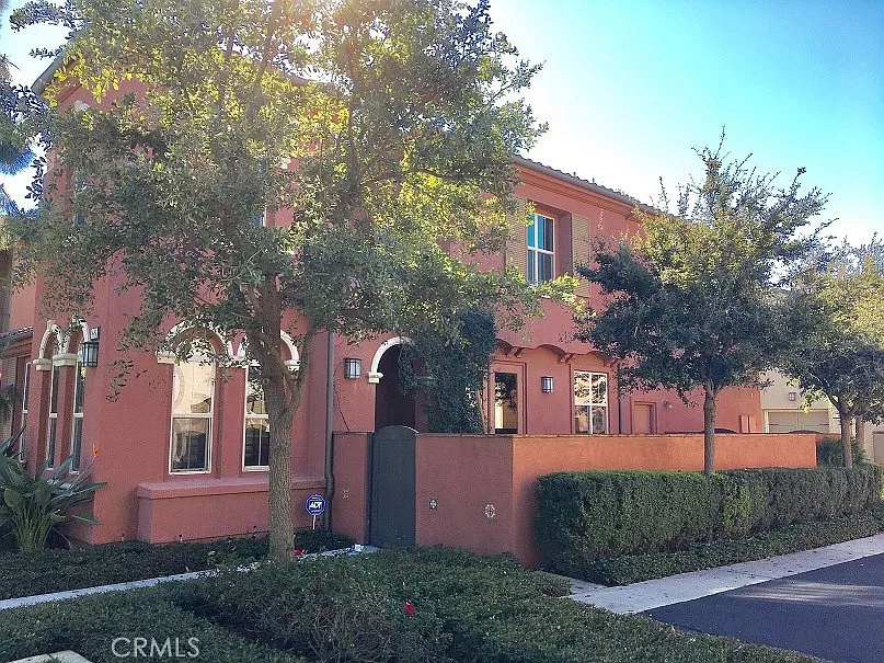 3 bed, 2.5 bath, 2023 sqft, $4,700 — Photo 2