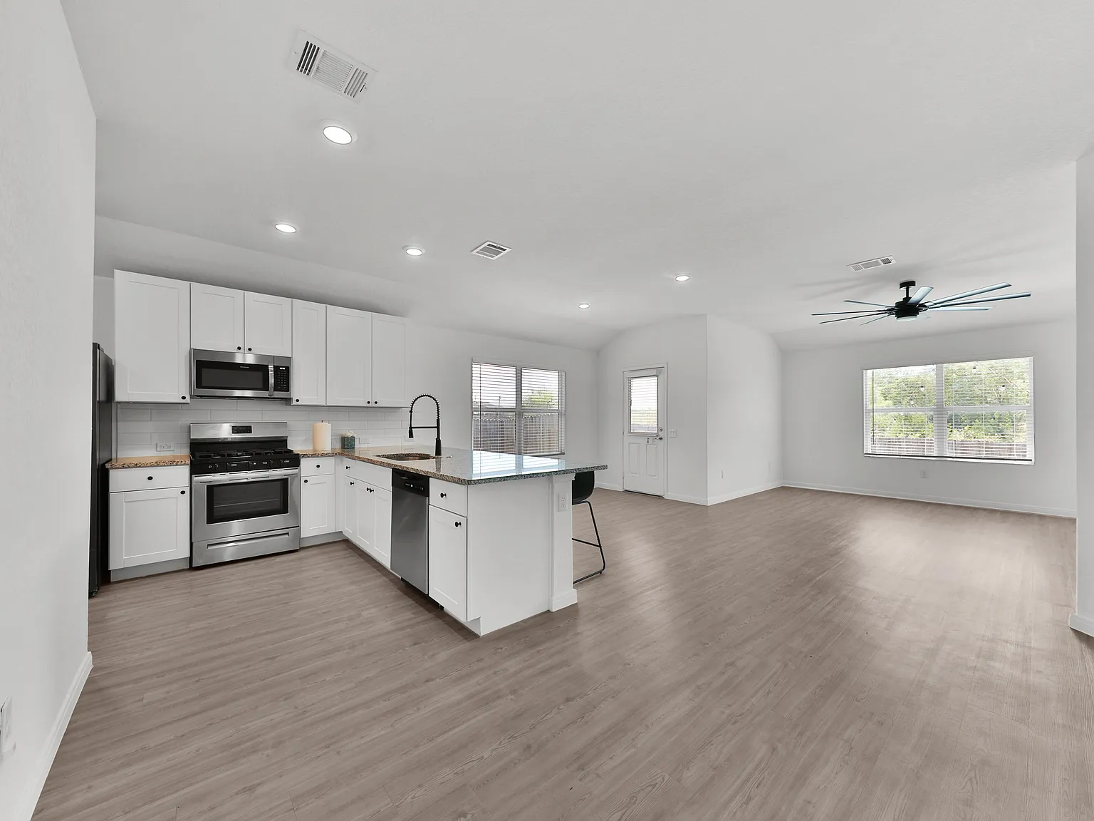 3 bed, 1459 sqft, $1,900 — Photo 2