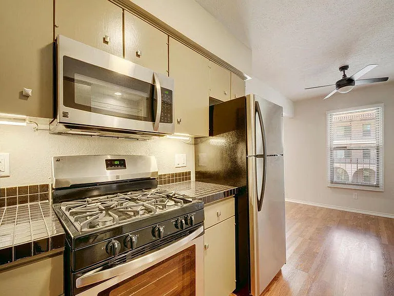 505 W 7th St #202 — Photo 10
