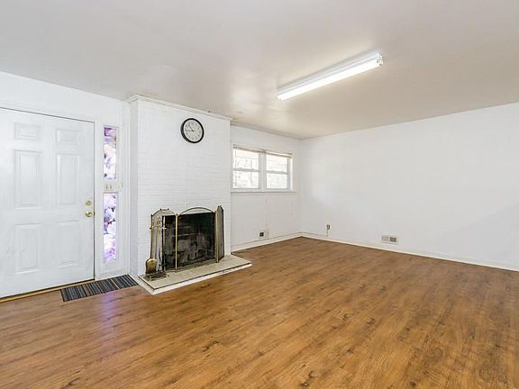 4th image of 2618 McClave Dr