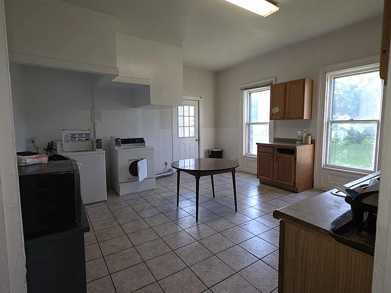 107 W 1st St #2 — Photo 3