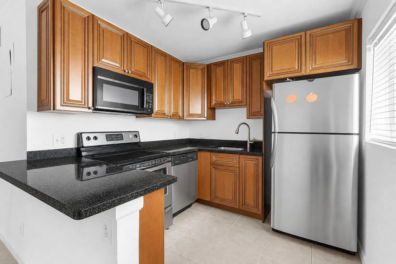 2 bed, 1.0 bath, 630 sqft, $1,900 — Photo 1