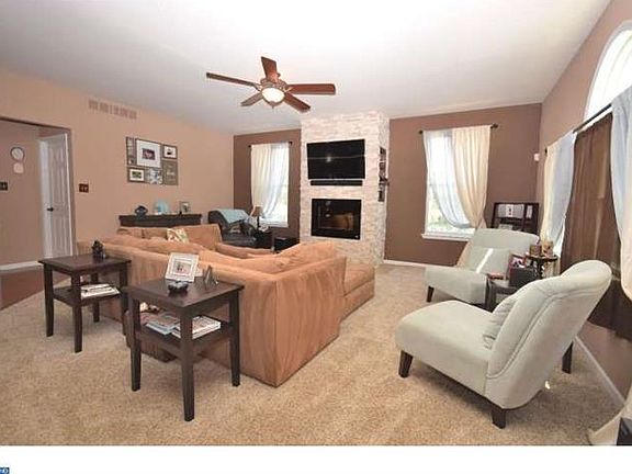 3rd image of 8 Columbia Dr