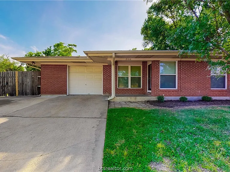 2104 Elmwood Dr — Photo 2
