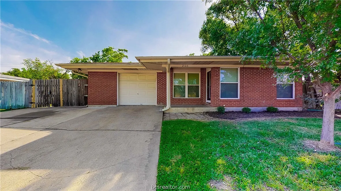 Building Photo - 2104 Elmwood Dr