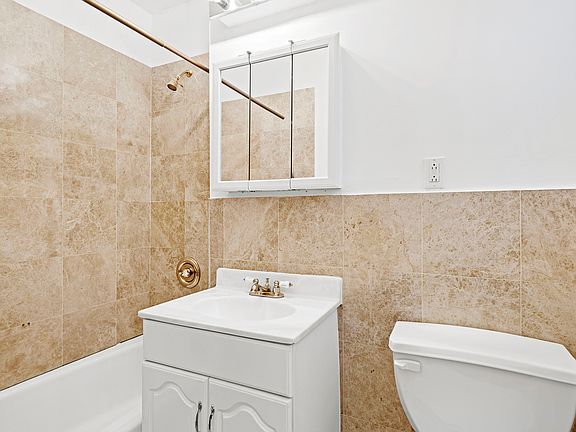 5th image of 142 E 49th St APT 4D