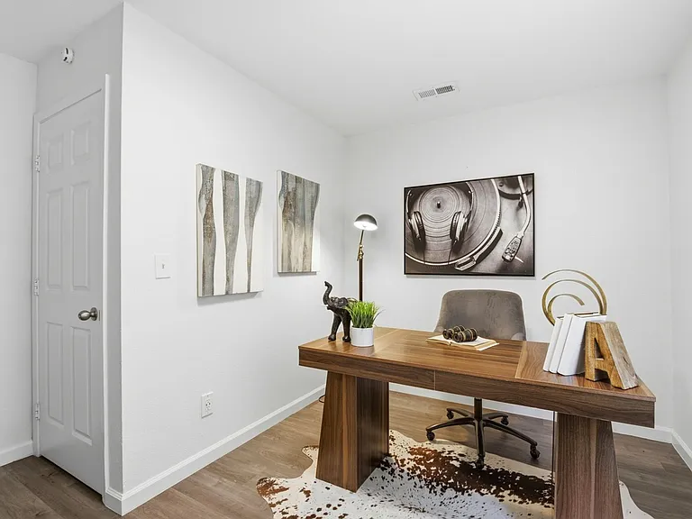 2323 Mastlands Dr — Photo 32