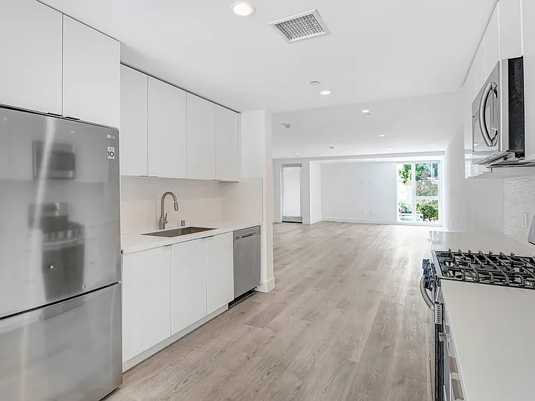 11700 Magnolia Blvd #205 — Photo 4