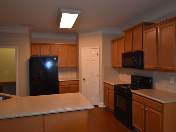 3rd image of 401 Summerstone Ln