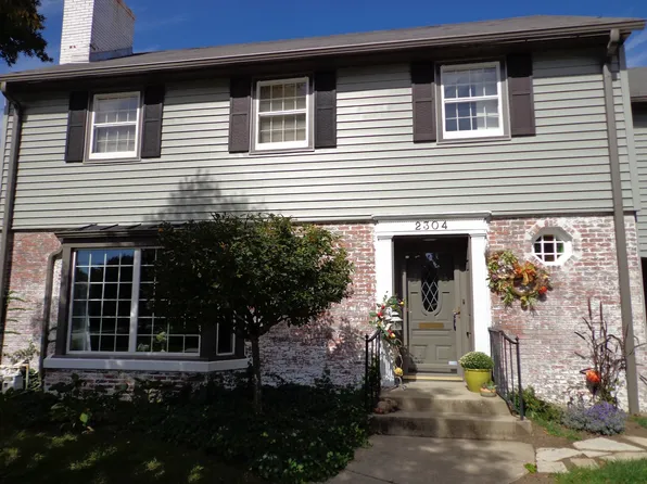 2304 Hickory Lawn Dr, Rockford, IL 61107