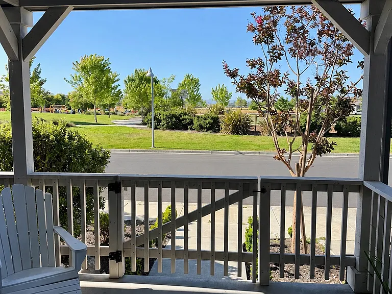 1714 Waterside Ln — Photo 2
