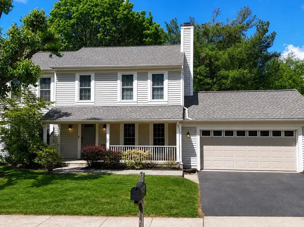 5518 Sequoia Farms Dr, Centreville, VA 20120