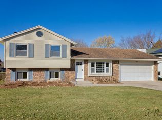 203 Canterbury Dr, McHenry, IL 60050