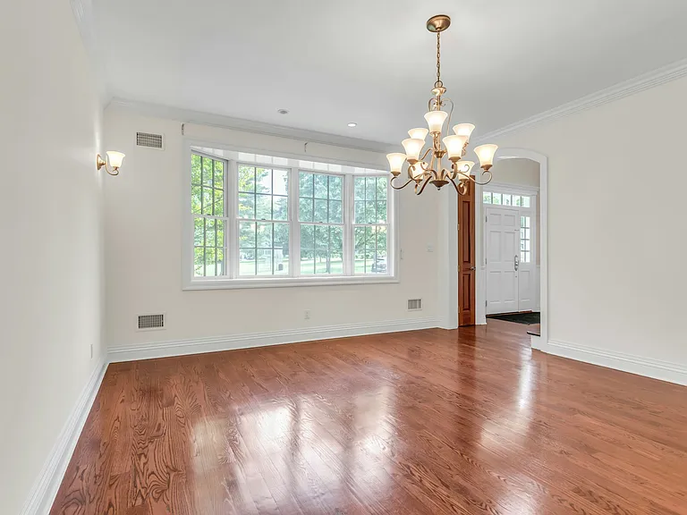 11 Plandome Dr — Photo 11