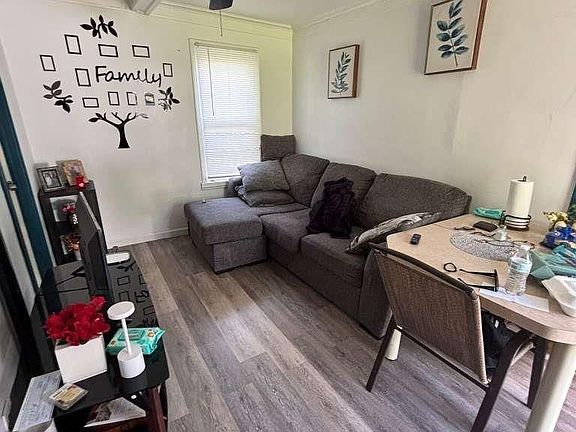 4th image of 3035 W 115th St