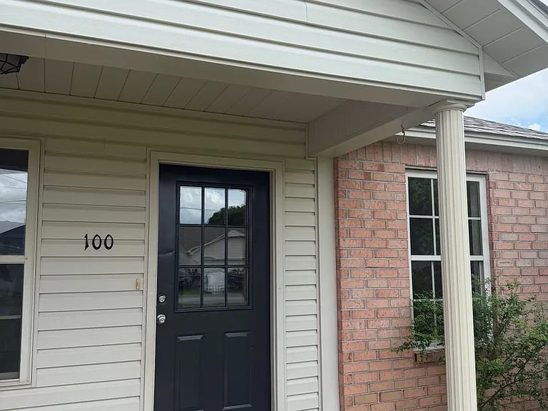 100 E Lauren Rd — Photo 1