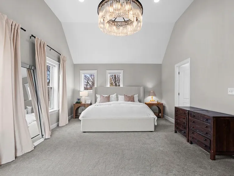 819 Irving Ave — Photo 12