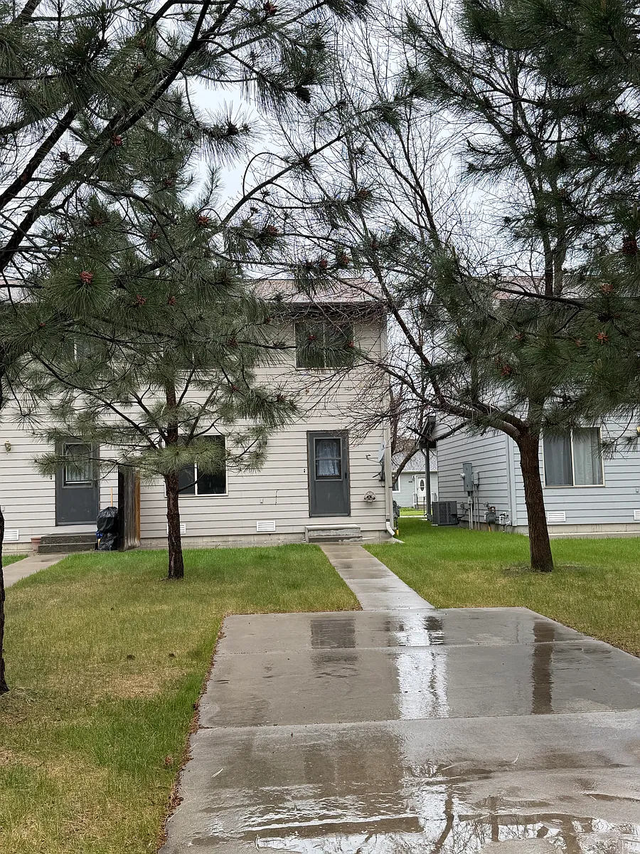 Mature landscaping, off-street parking. - 1415 Holloway Ave