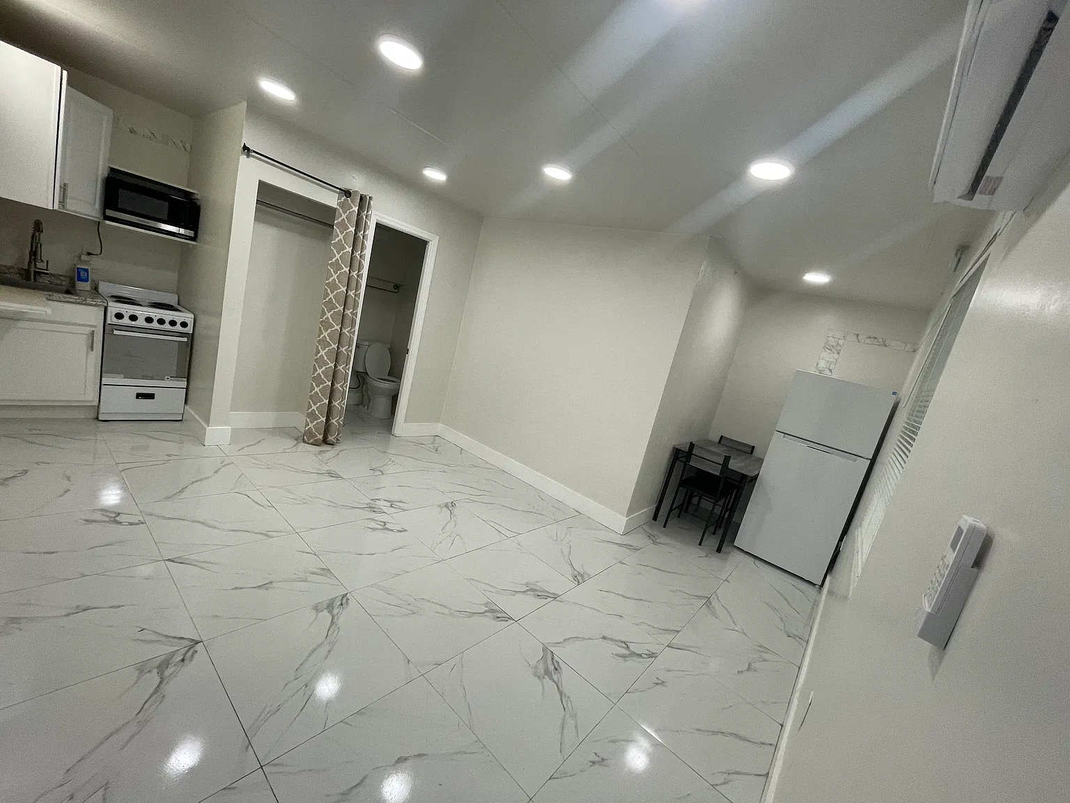 Studio, 300 sqft, $995 — Photo 1