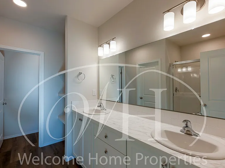 643 Ava St — Photo 24
