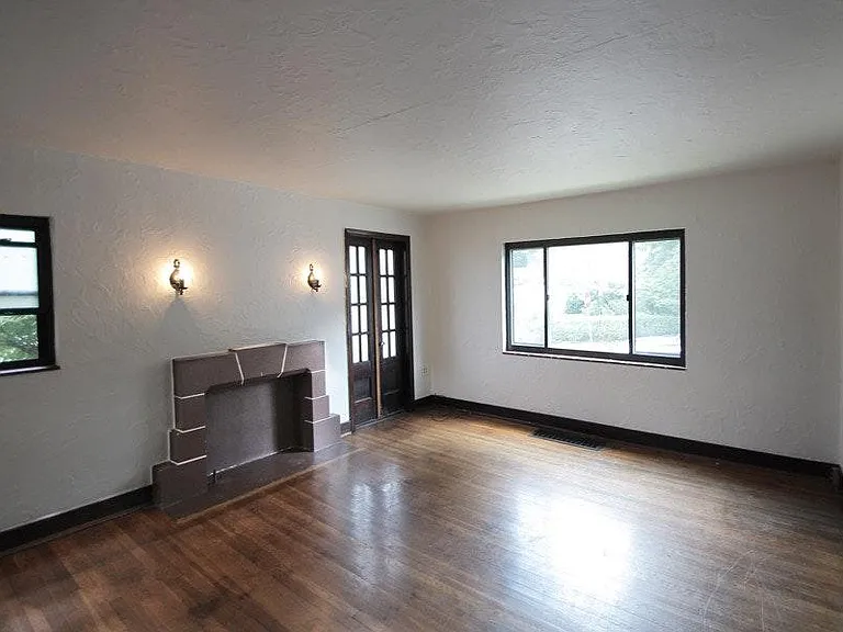 7915 Saint Lawrence Ave #1 — Photo 2