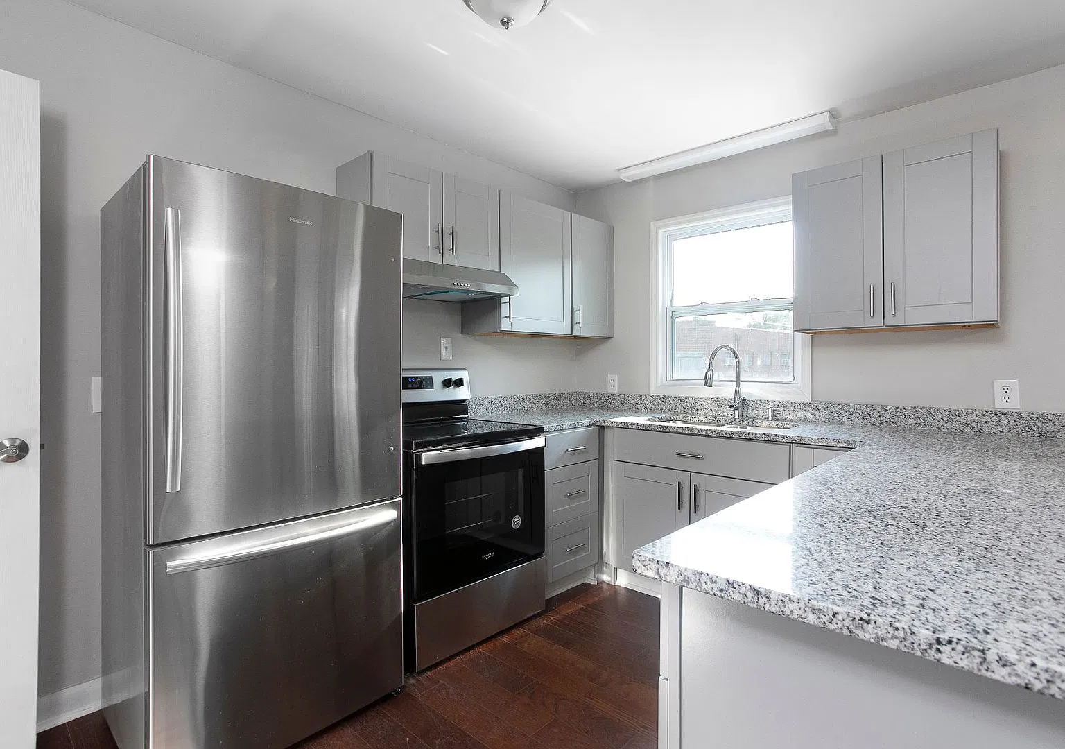 3 Bedroom/ 1 Bath home near downtown! Available in December! — Photo 3