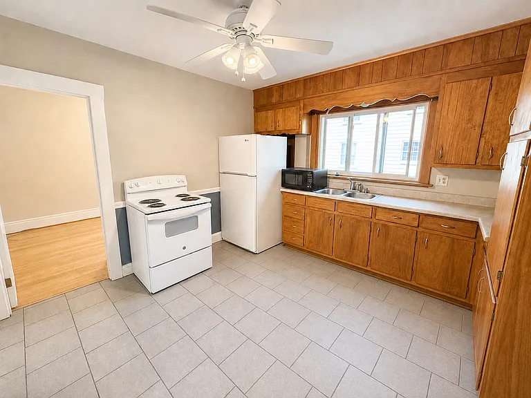 20 Middlesex Ave — Photo 6