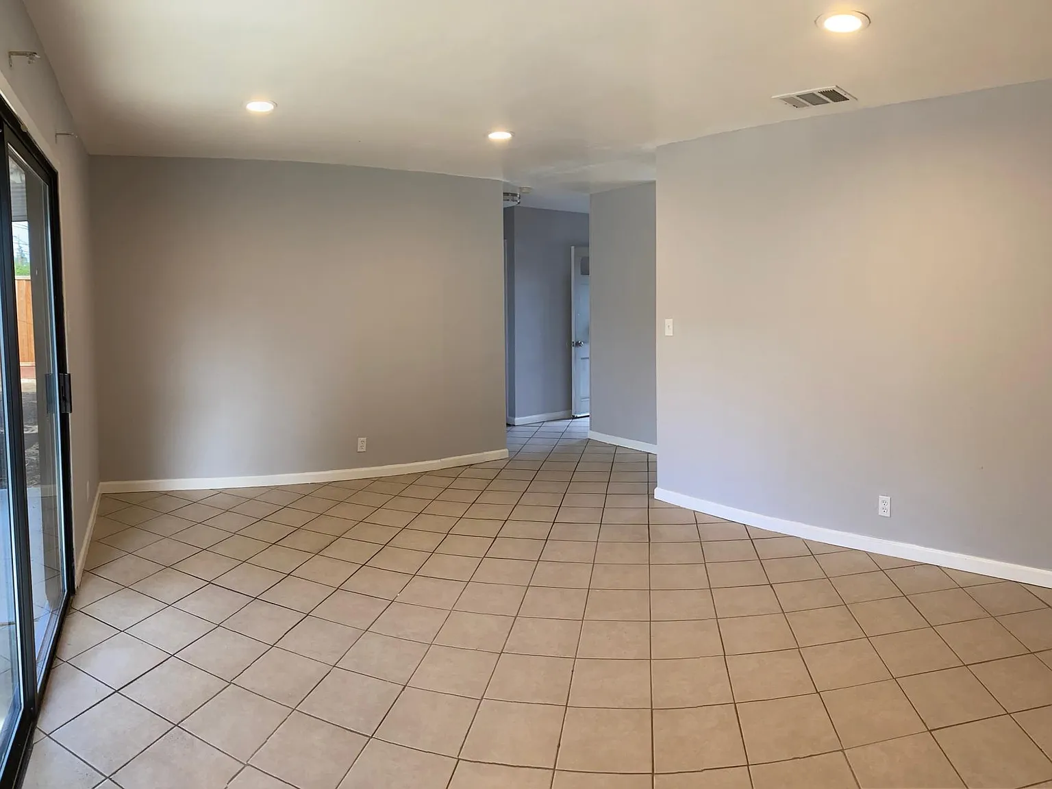 3 bed, 996 sqft, $3,695 — Photo 2