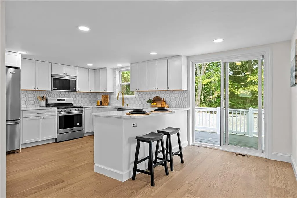 3 bed, 1.0 bath, 1424 sqft, $3,500 — Photo 4