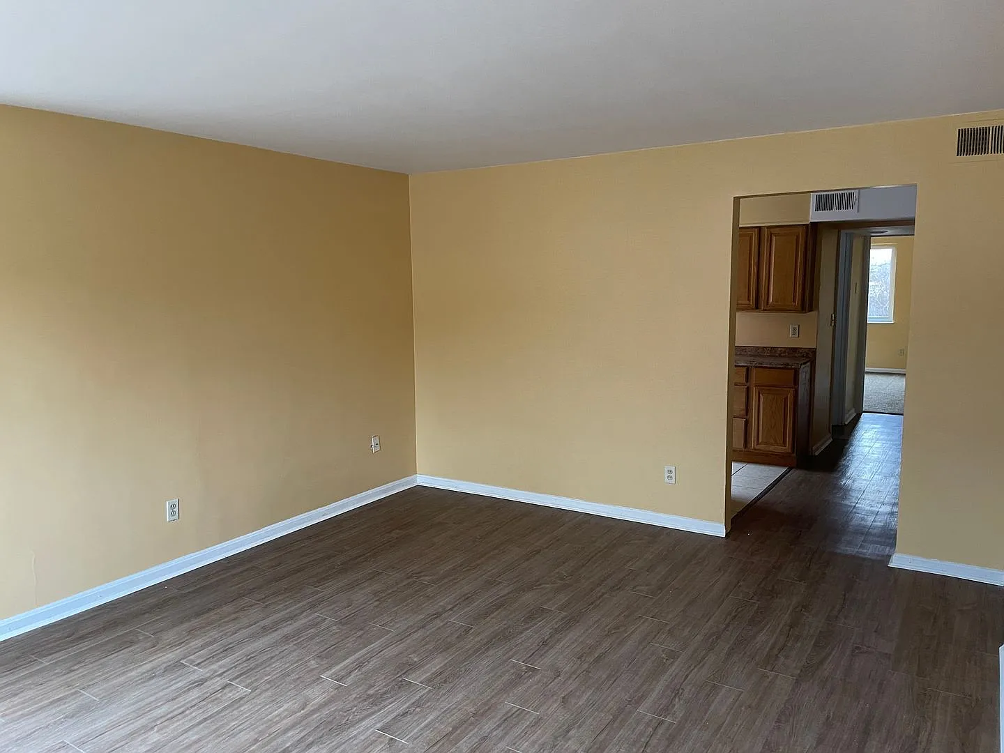 2 bed, 1.0 bath, 1100 sqft, $1,075 — Photo 2