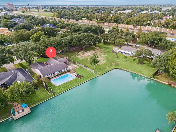 107 Saint Marks St, Sugar Land, TX 77478