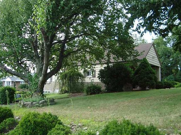 3rd image of 150 Saint Rose Pl
