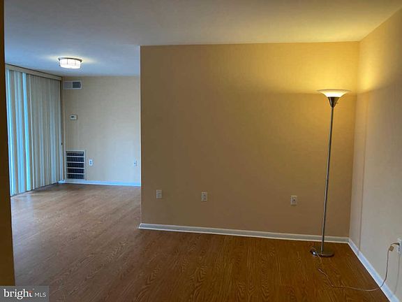 4th image of 4410 Briarwood Ct N APT 38