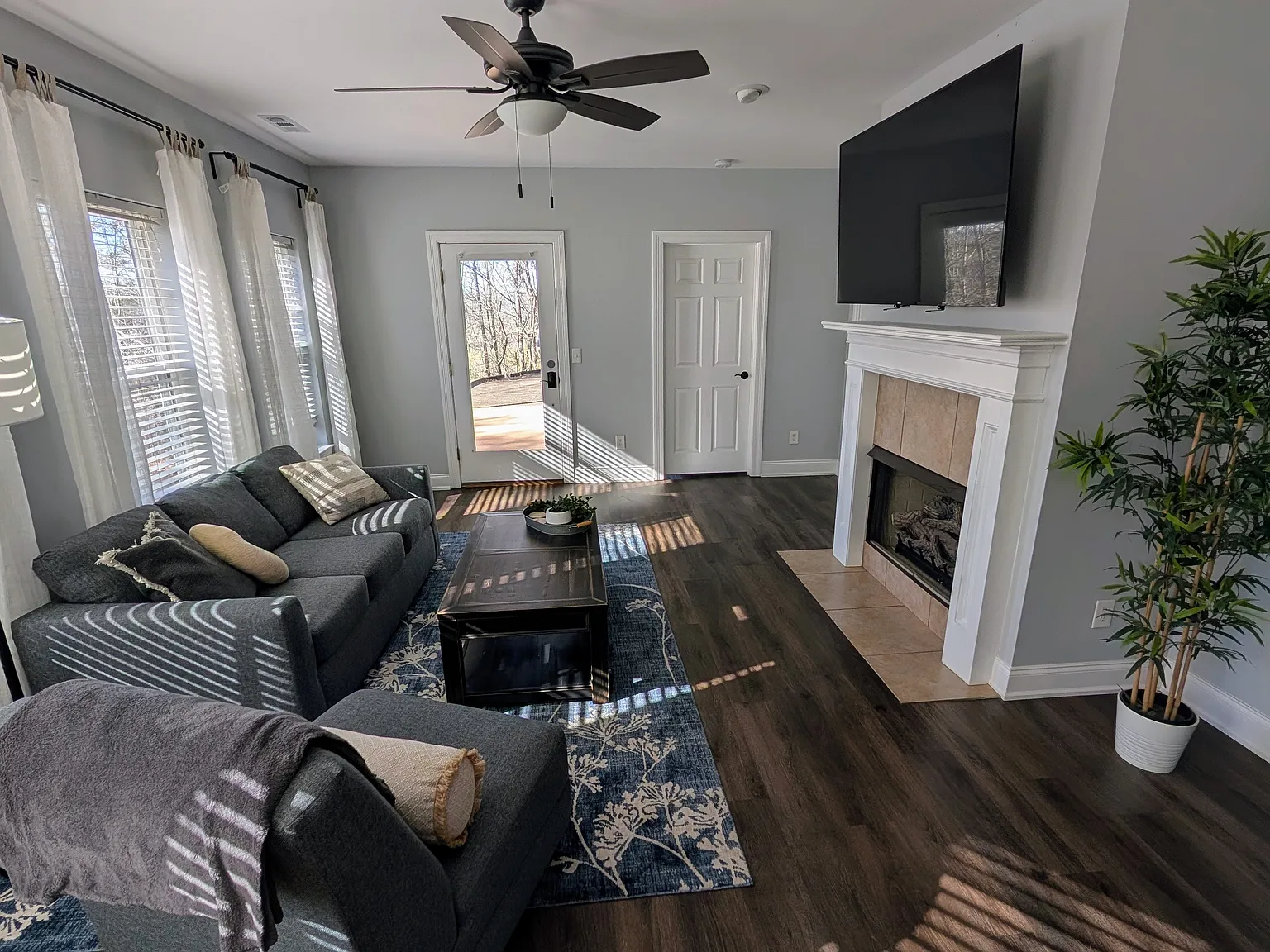 3 bed, 1300 sqft, $2,000 — Photo 2