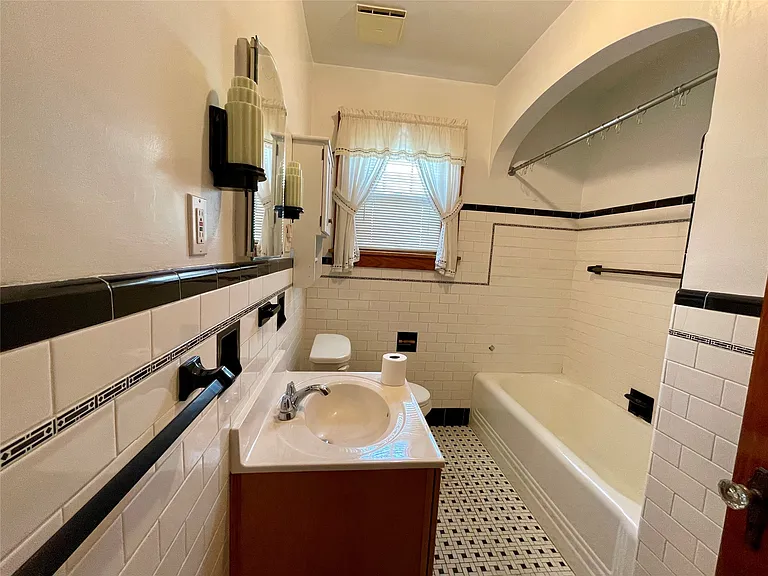 204 Rogers Ave N — Photo 21