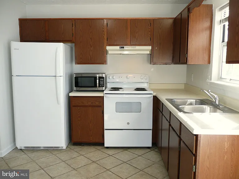255 Waterford Ln — Photo 3
