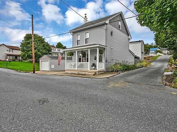 3rd image of 215 Willing St