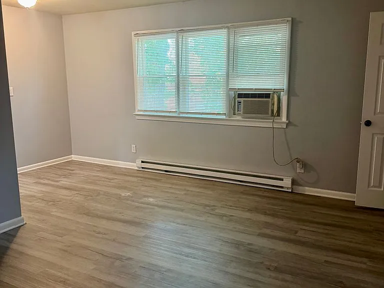 190 Maple Ave — Photo 2
